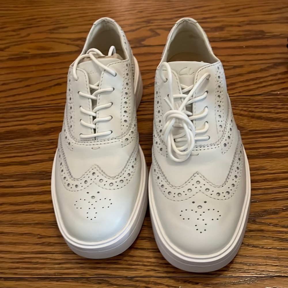 Clarks wing tipped white leather shoes size 6
